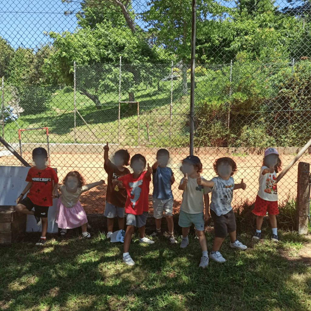 Grupo de niños jugando durante el campamento- Atobeira